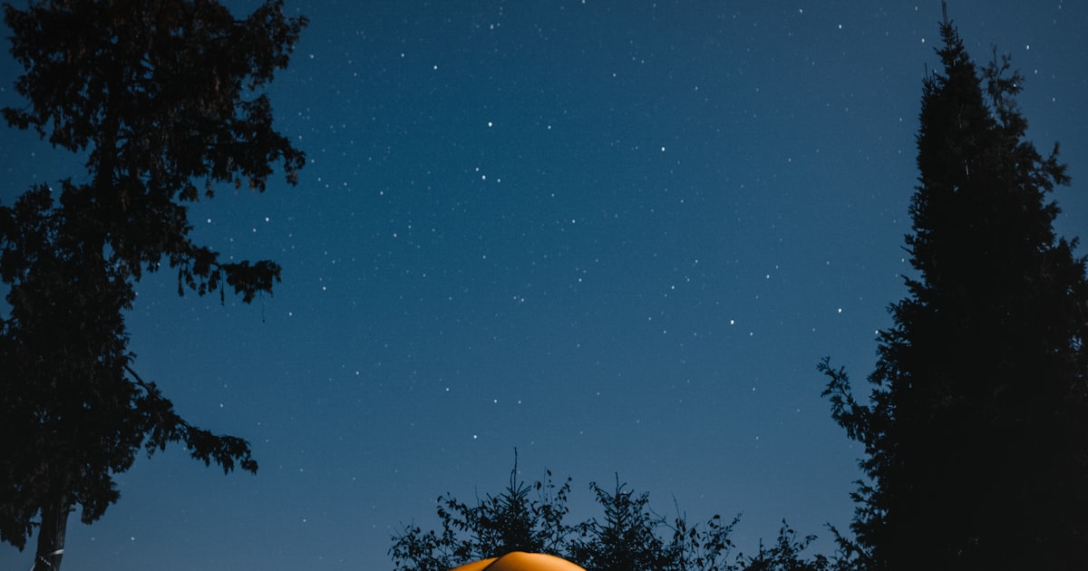 Camping hivernal sous la neige en Suisse