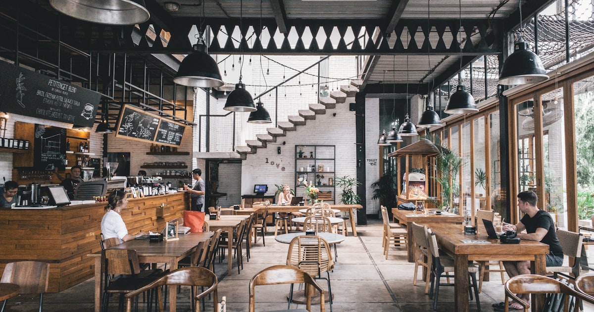 Food truck alimenté par station d'énergie sur un marché