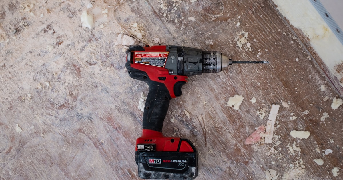 Atelier de bricolage extérieur avec outils électriques portables